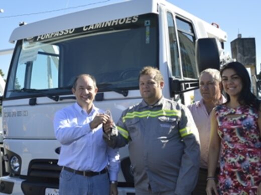 Prefeito entrega novos veículos para secretarias municipais