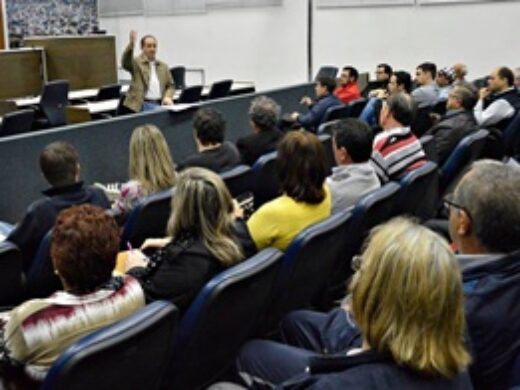 Prefeito participa de encontro com mais de 60 associações de bairros