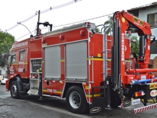 Prefeitura e Corpo de Bombeiros apresentam novo caminhão