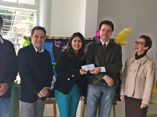 CDL e Prefeitura entregam à APAE recursos arrecadados no Carnaval