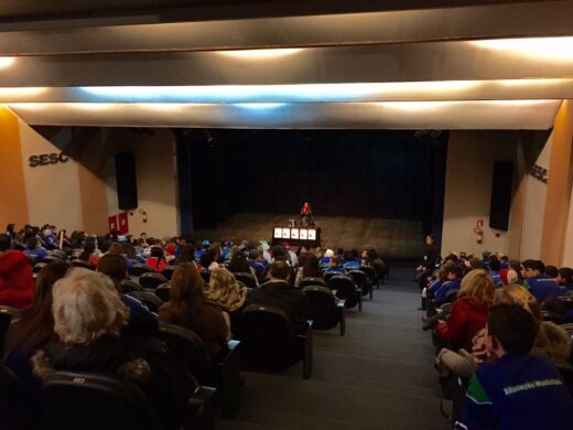 Alunos da rede municipal debatem sobre obra que aborda o tema da escravidão