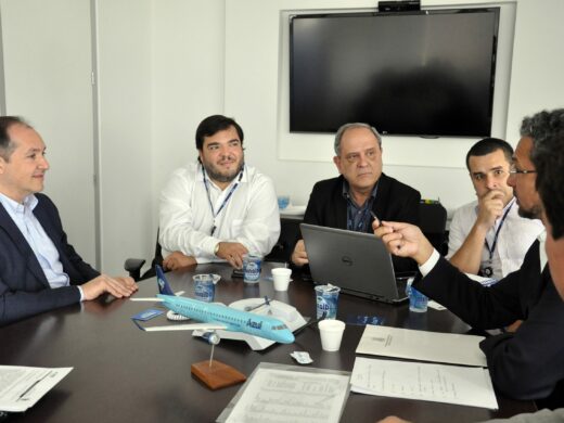 Prefeito reivindica retorno de voo