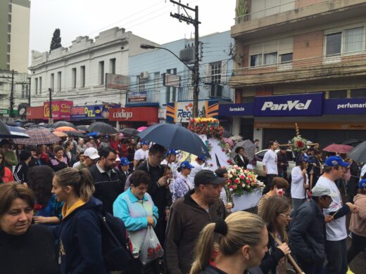 Romaria reúne milhares de pessoas