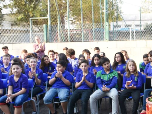 Senador faz doação de livros para escolas