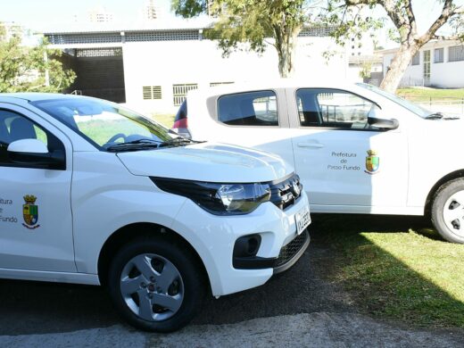 Prefeitura entrega dois novos veículos para a APAE