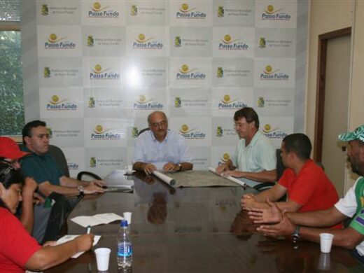 Prefeitura discute ampliação de moradias populares