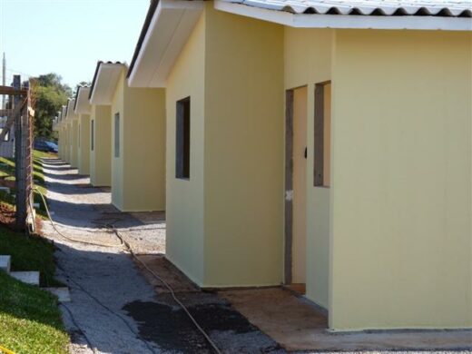 Prefeito Dipp visita obras de casas na Donária