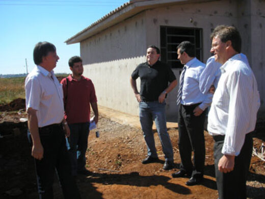 Prefeitura vistoria construção de casas populares no Parque do Sol