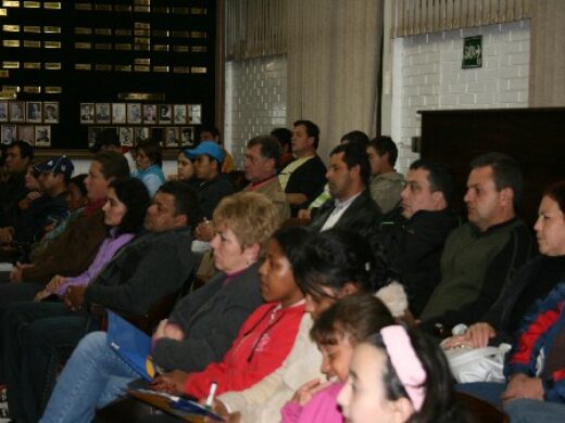 Prefeitura reúne interessados em casas em condomínio