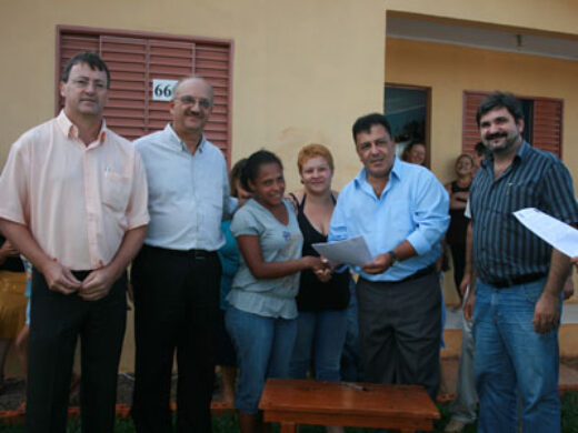 Prefeitura entrega casas populares na Vila Donária