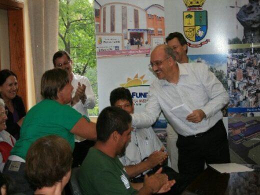 Casa própria Prefeitura entrega recursos para famílias da zona rural