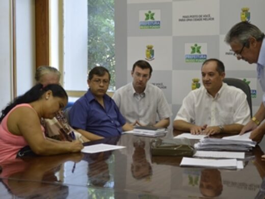 Luciano entrega escrituras e regulariza situação de famílias no município