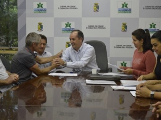 Prefeitura regulariza situação de famílias com entrega de escritura do imóvel