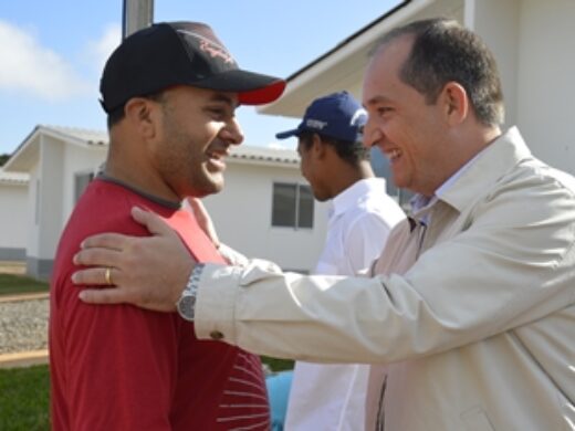 Prefeitura: 48 famílias receberam sua casa própria hoje