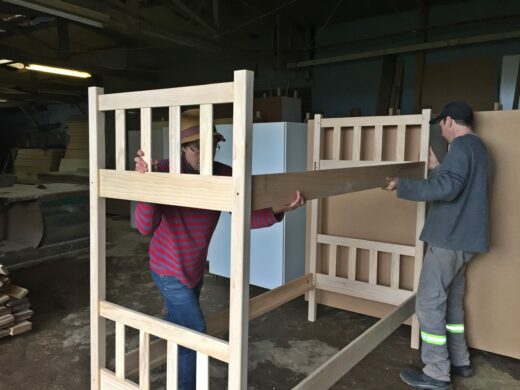 Móveis feitos com recursos próprios geram economia