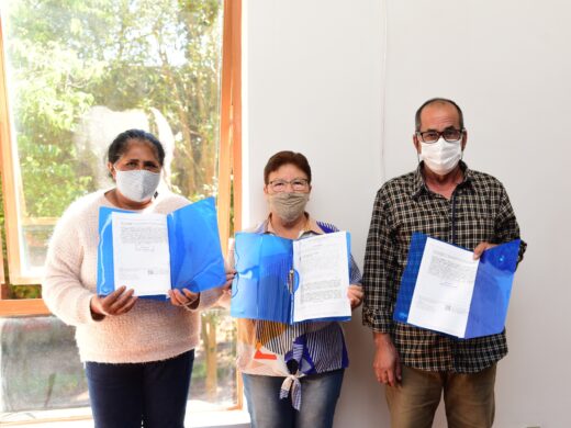 Prefeitura regulariza imóveis de 300 famílias