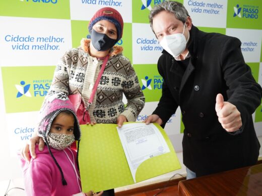 Famílias recebem escrituras definitivas