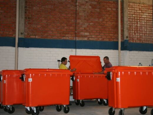 Contêineres para armazenagem do lixo estão na cidade