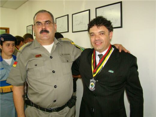 Secretário recebe comenda ambiental