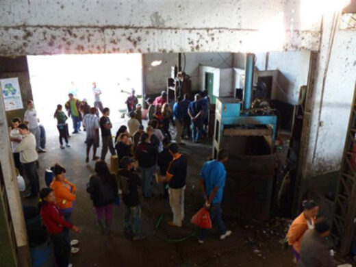 Catadores começam a trabalhar no Aterro Sanitário