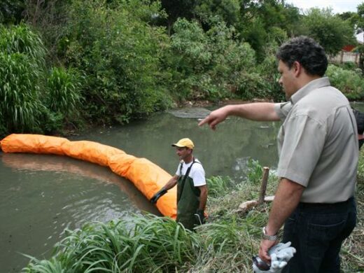 Prefeitura instala barreiras de contenção no Rio Passo Fundo