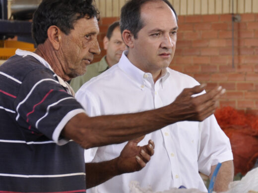 Em visita a galpão, Luciano ouve recicladores