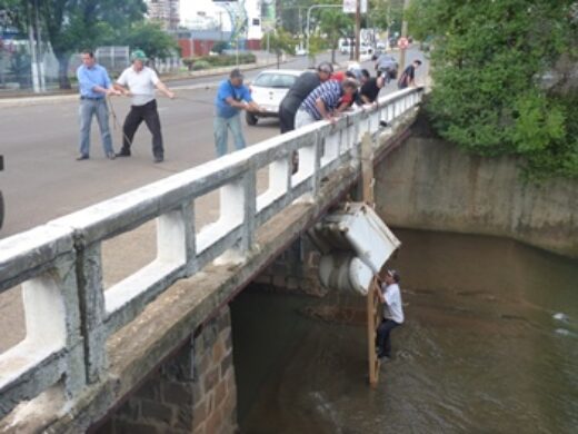 Prefeitura retira sofá do Rio Passo Fundo