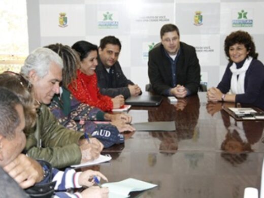 Delegação de Cuba debate ações das cadeias solidárias na Prefeitura