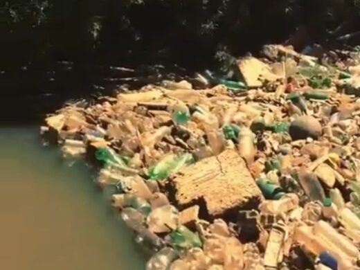 Prefeitura realiza ação de limpeza do Rio Passo Fundo