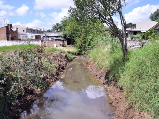 Prefeitura limpa sanga do Loteamento Costa Verde