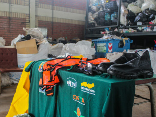 Prefeitura entrega equipamentos para recicladores