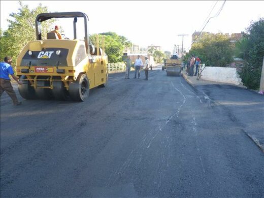 Rua Uruguai recebe asfalto