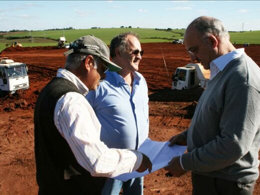 Prefeitura agiliza terraplenagem da Manitowoc