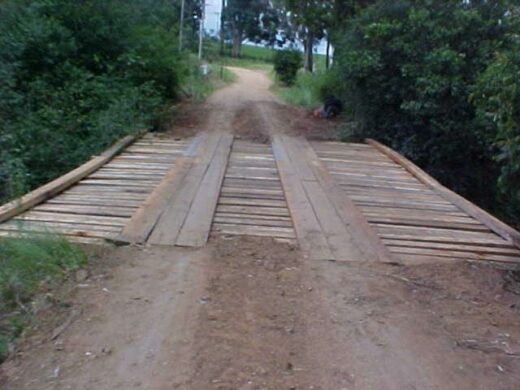 Prefeitura reconstrói ponte