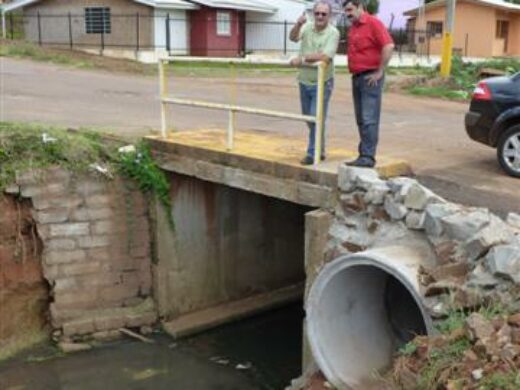 Bairros Plátanos e Operária recebem dragagem em córrego