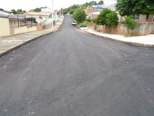 Prefeitura trabalha na pavimentação dos bairros