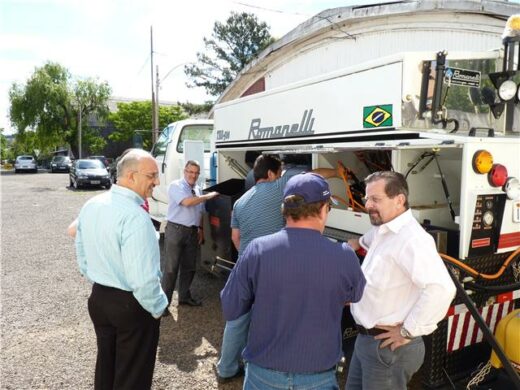 Caminhão tapa buraco reforça serviços da secretaria de Obras
