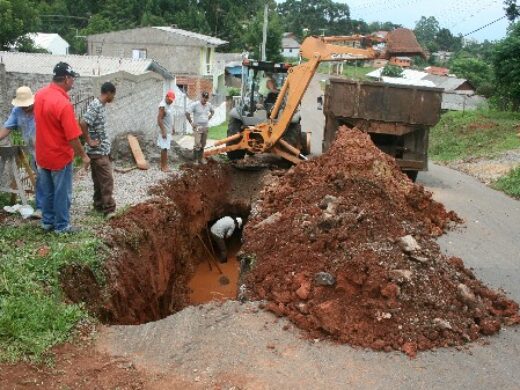 Secretaria de Obras renova tubulação na rua Uruguai