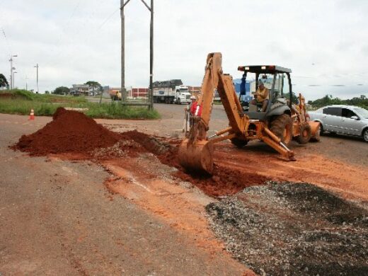 Equipe da Secretaria de Obras renova calçamento e canalização