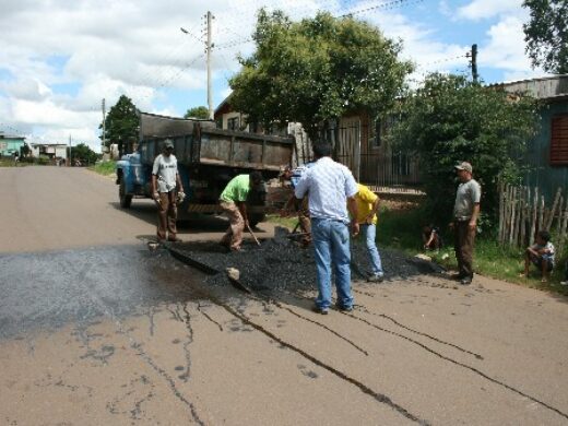 Prefeitura atende reivindicação e constrói lombada no Valinhos