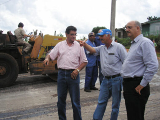 Obras de pavimentação beneficiam comunidades de bairros e vilas
