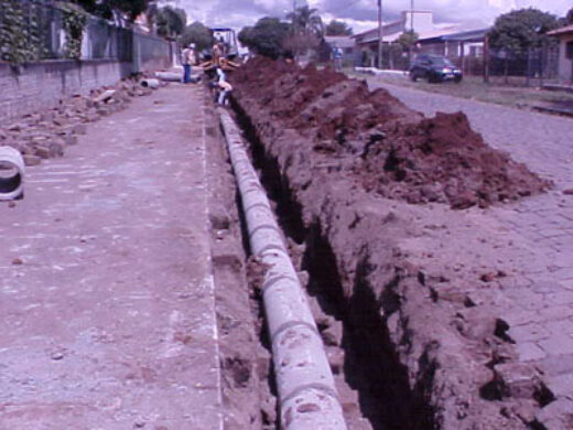 Prefeitura canaliza ruas na Vera Cruz e São Luiz Gonzaga