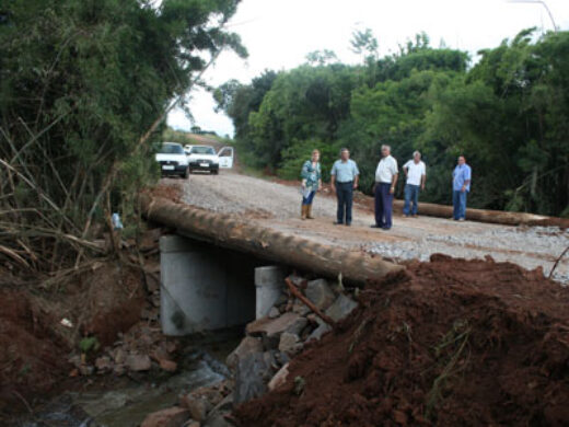 Arroio Chifrãozinho recebe ponte nova