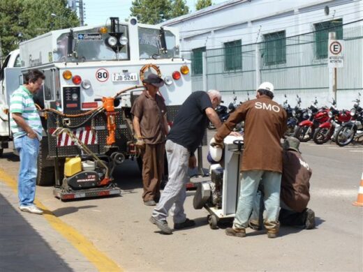 Secretaria de Obras apta para utilizar o caminhão tapa-buraco