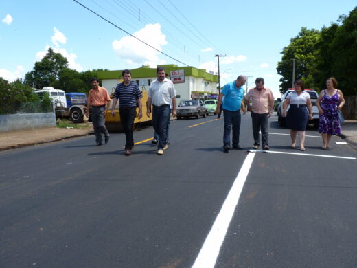 Cecconello acompanha conclusão do asfalto na rua João Lângaro