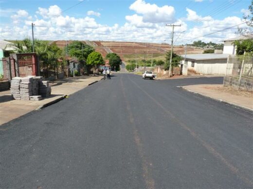 Prefeitura recupera vias no 1º Centenário