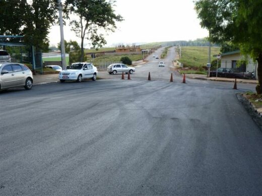 Bairros recebem novo asfalto