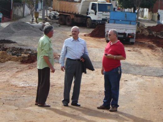 Dipp acompanha obras de canalização na Lucas Araújo