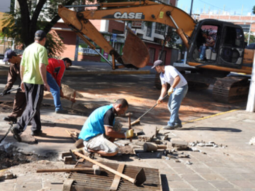 Avenida Brasil recebe operação tapa-buracos durante final de semana