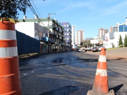 Prefeitura trabalha para concluir asfaltamento da Sete de Setembro